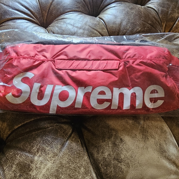 Supreme Red Hand Warmer - NEW!! - Picture 1 of 3